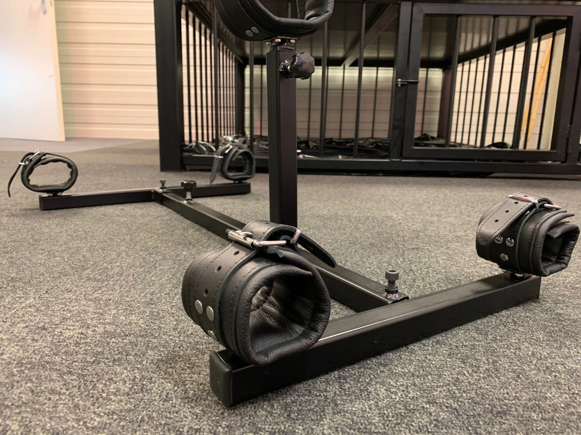 Mince.NL BDSM Meubels Steel Doggy Bench 'Easy Lock'