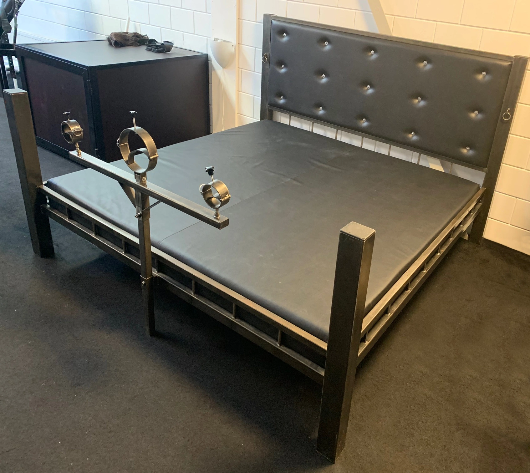 Mince.NL BDSM Meubels Stalen Bondage Bed Met Een Stalen Schandblok - Afbeelding 3