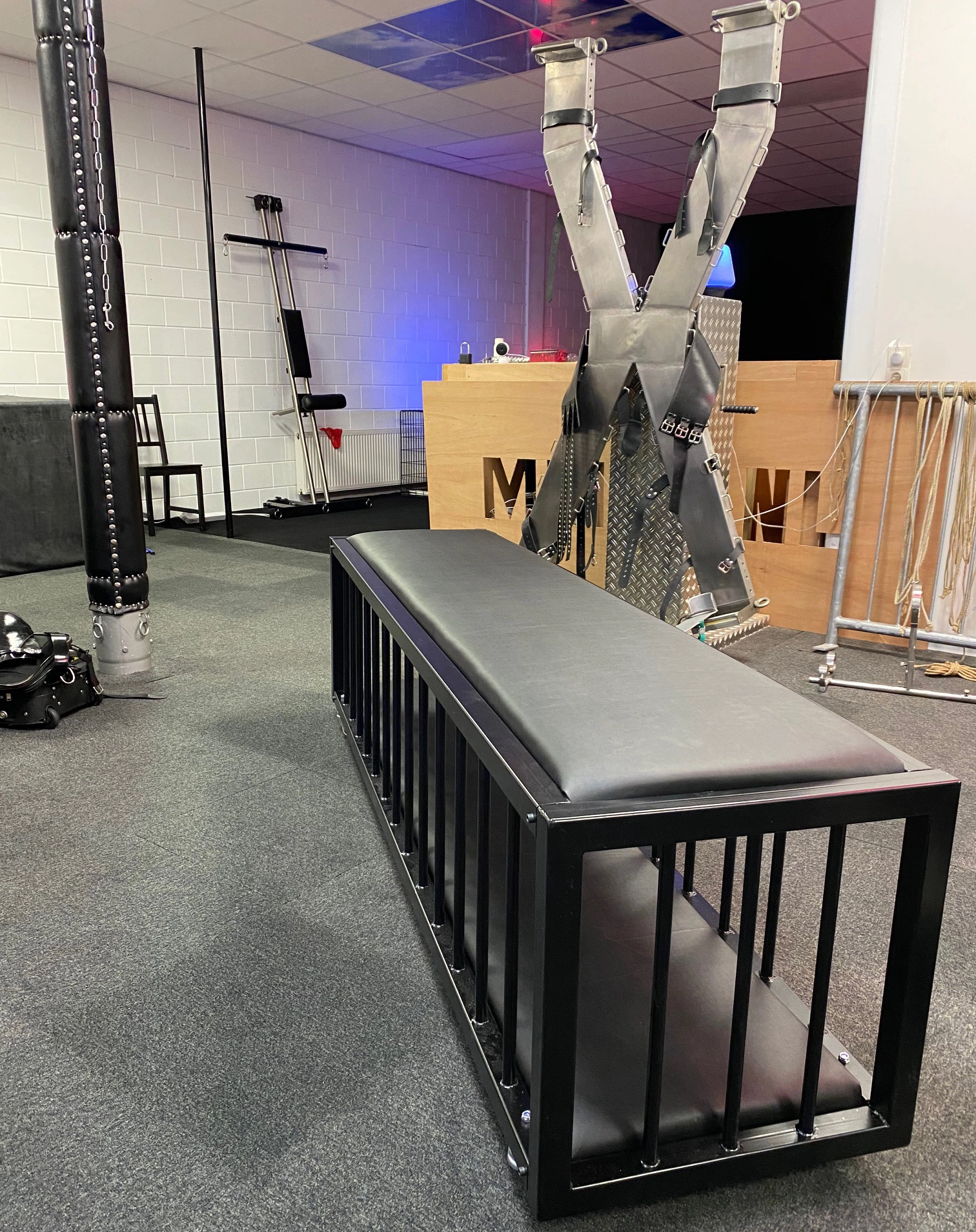 Mince.NL BDSM Meubels Met Deze Zeer Solide Stalen Slaapkooi Heeft Uw Sub De Ideale Slaap Accommodatie Voor De Nacht - Afbeelding 6