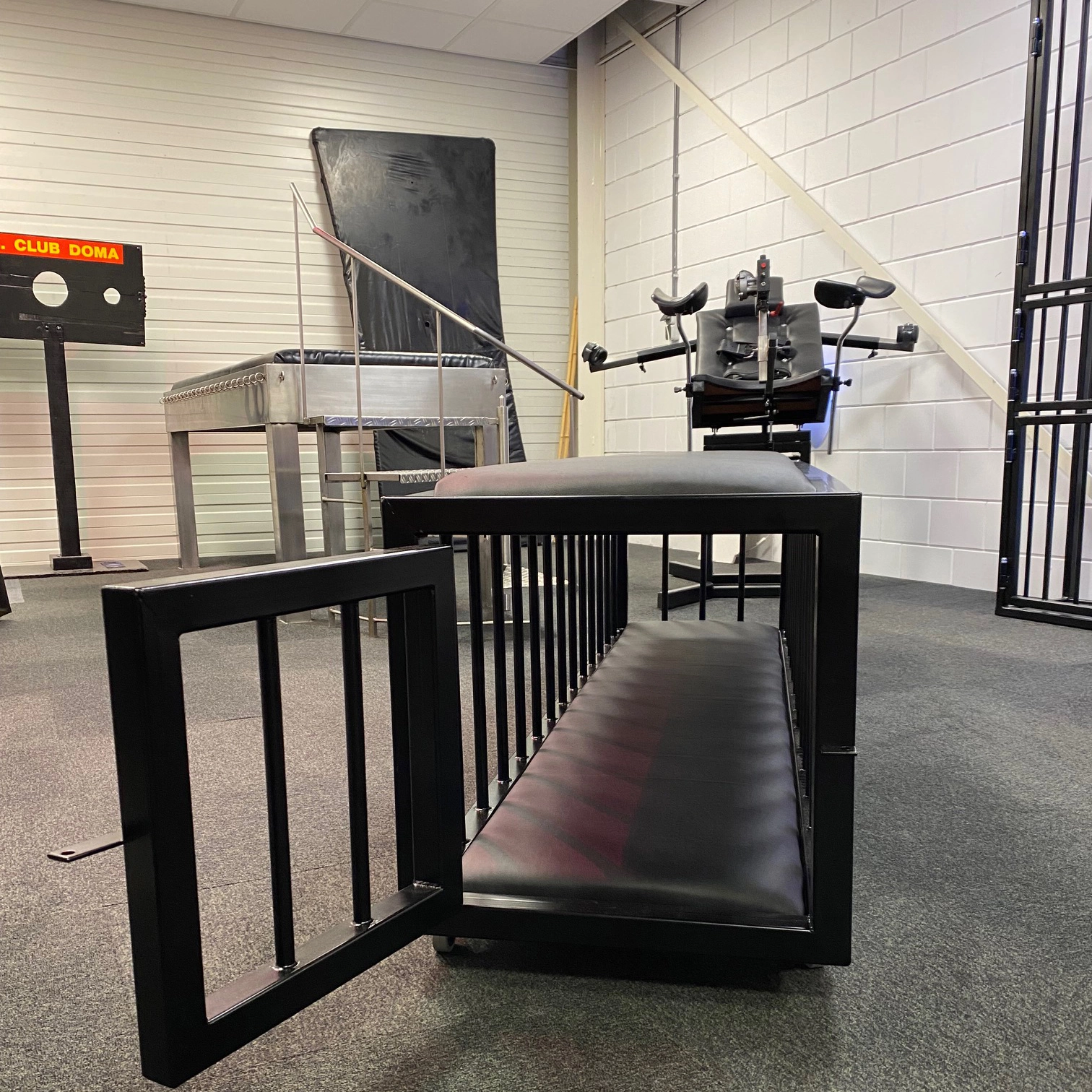 Mince.NL BDSM Meubels Met Deze Zeer Solide Stalen Slaapkooi Heeft Uw Sub De Ideale Slaap Accommodatie Voor De Nacht - Afbeelding 7