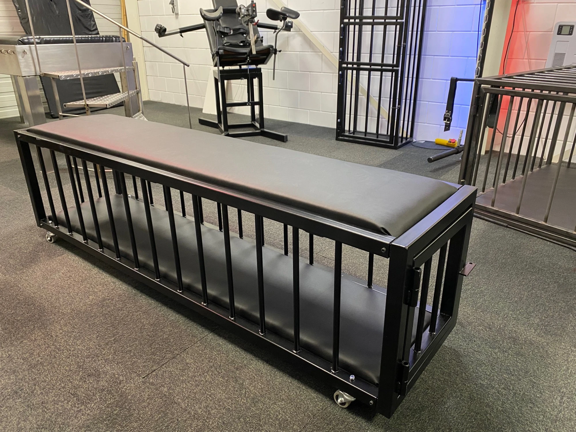 Mince.NL BDSM Meubels Met Deze Zeer Solide Stalen Slaapkooi Heeft Uw Sub De Ideale Slaap Accommodatie Voor De Nacht - Afbeelding 4