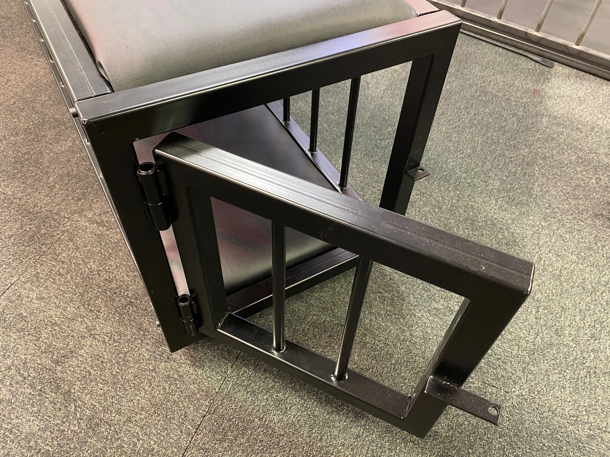 Mince.NL BDSM Meubels Met Deze Zeer Solide Stalen Slaapkooi Heeft Uw Sub De Ideale Slaap Accommodatie Voor De Nacht - Afbeelding 5