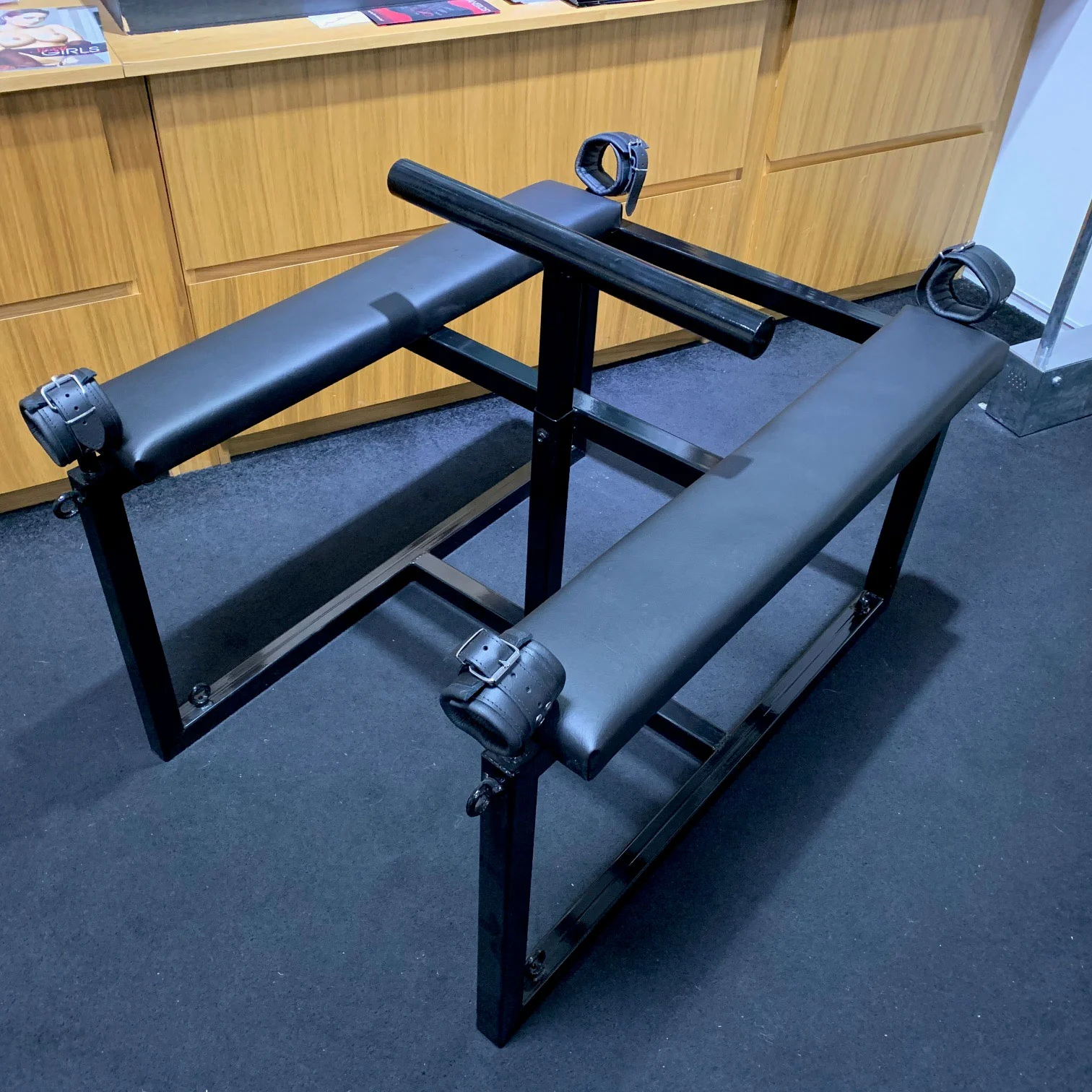 Mince.NL BDSM Meubels Metalen Strafbok - Spankingbok Met Hand- En Voetboeien - Afbeelding 2