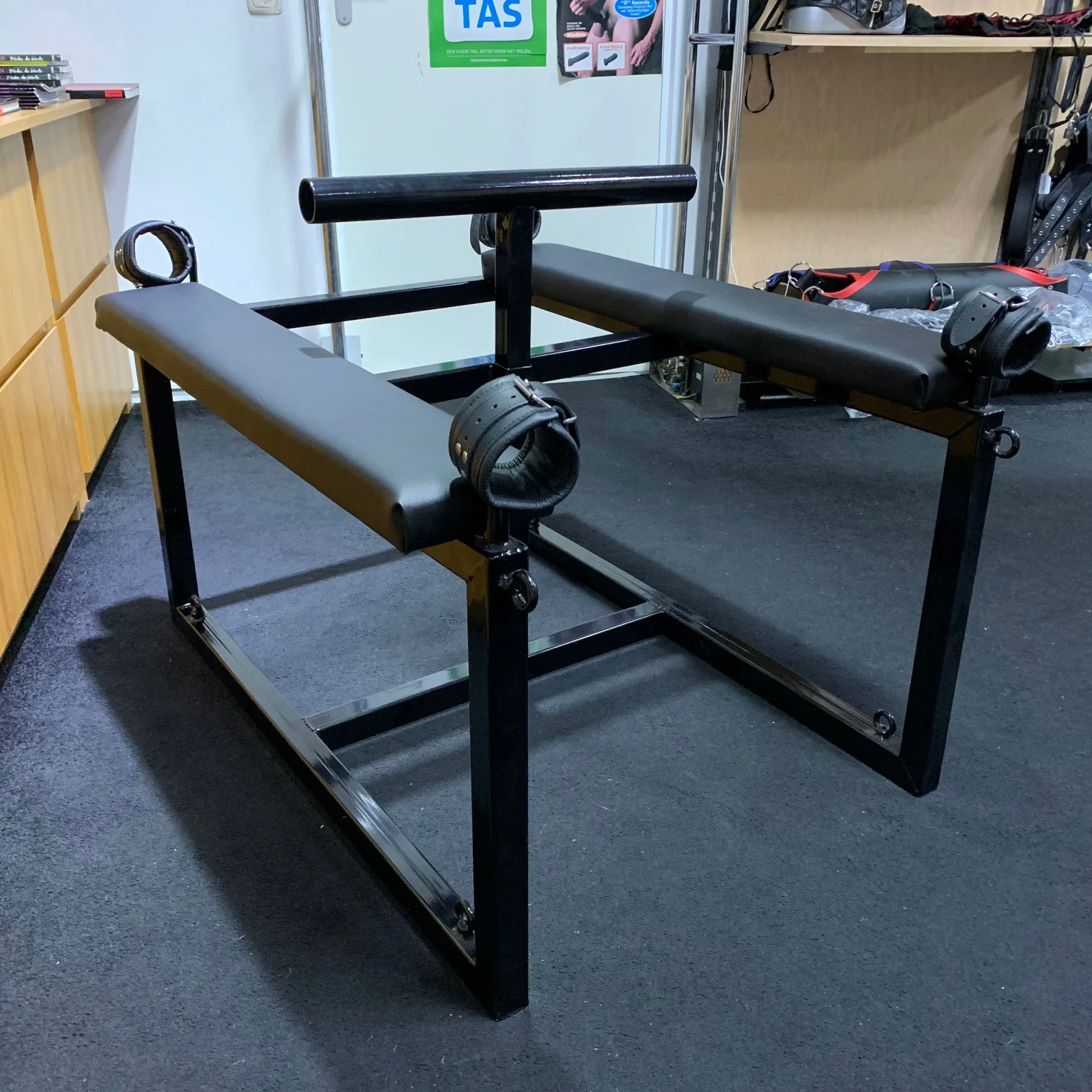 Mince.NL BDSM Meubels Metalen Strafbok - Spankingbok Met Hand- En Voetboeien - Afbeelding 4