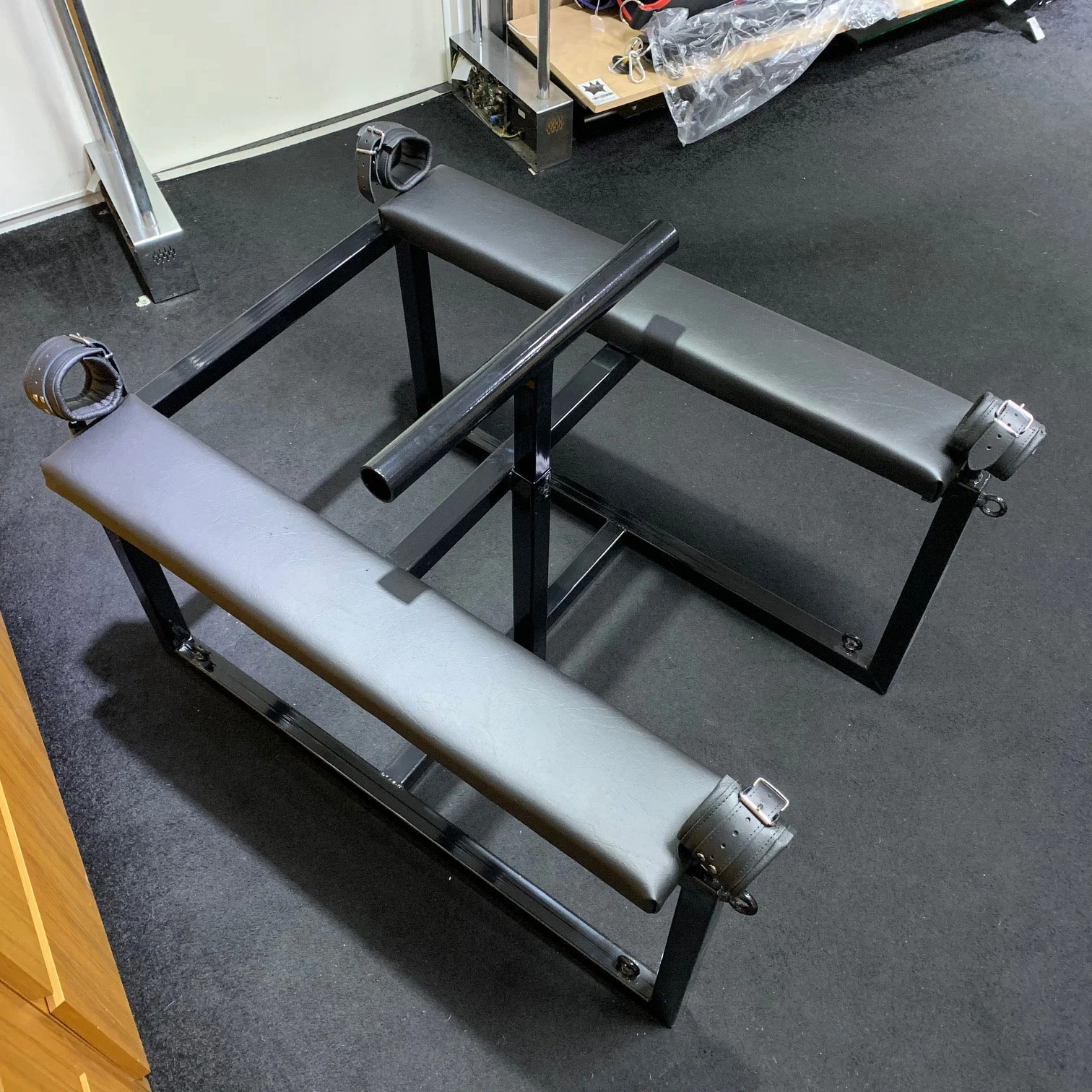 Mince.NL BDSM Meubels Metalen Strafbok - Spankingbok Met Hand- En Voetboeien - Afbeelding 3