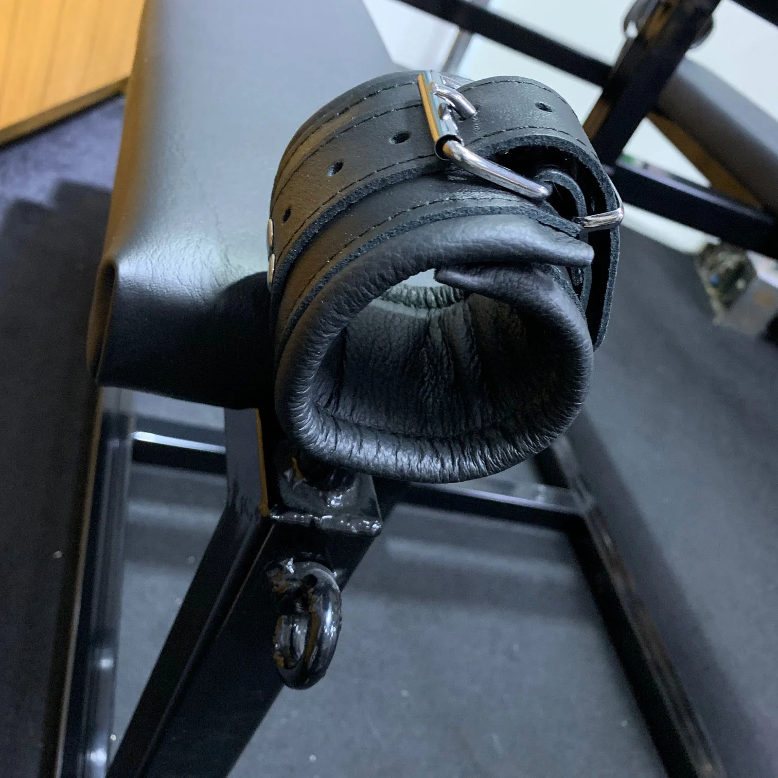 Mince.NL BDSM Meubels Metalen Strafbok - Spankingbok Met Hand- En Voetboeien - Afbeelding 5