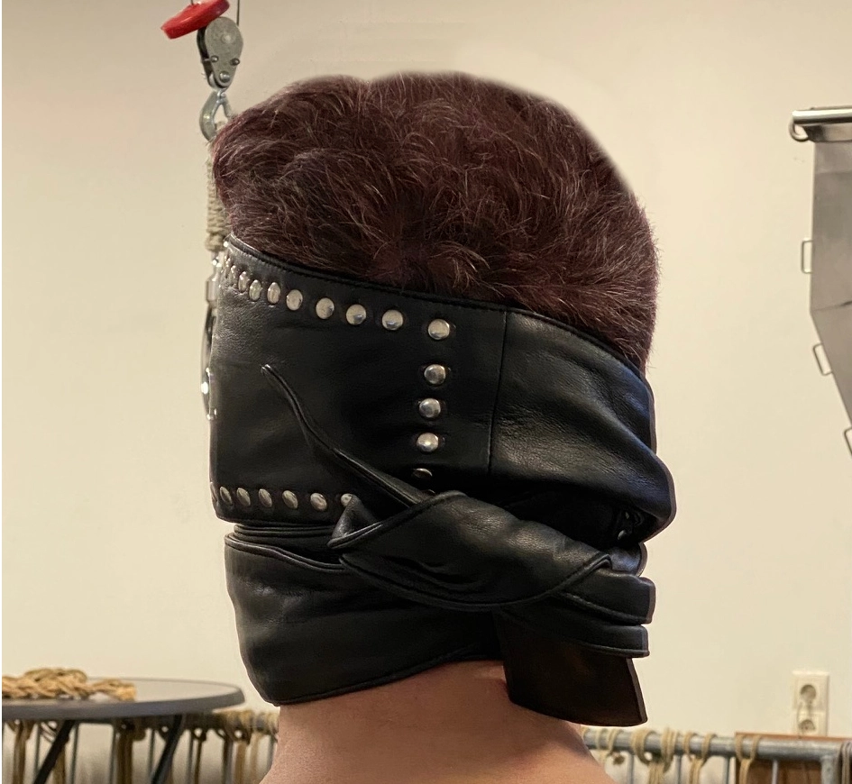 Lamslederen Wikkel Masker Van NLLeather - Afbeelding 3